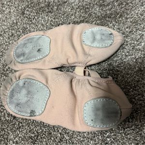 Girls ballet shoes. Weissman size 5A M